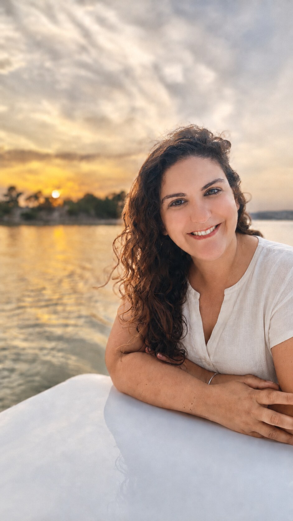 Nânci Rodrigues junto ao rio ao pôr do sol